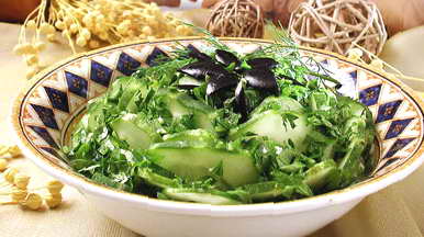 Рецепт: Салат из огурцов с маслинами